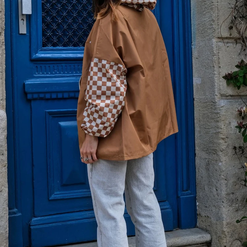 Poncho de pluie court Poule Party adulte Damier Marron