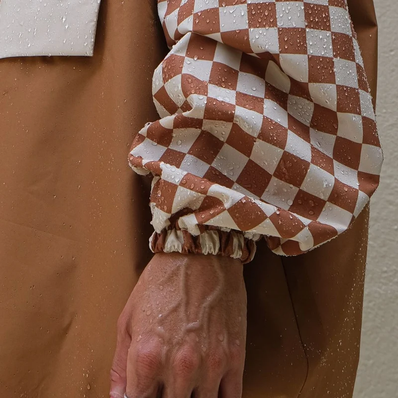 Poncho de pluie court Poule Party adulte Damier Marron
