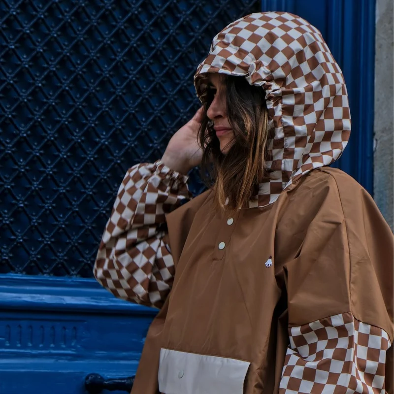Poncho de pluie court Poule Party adulte Damier Marron