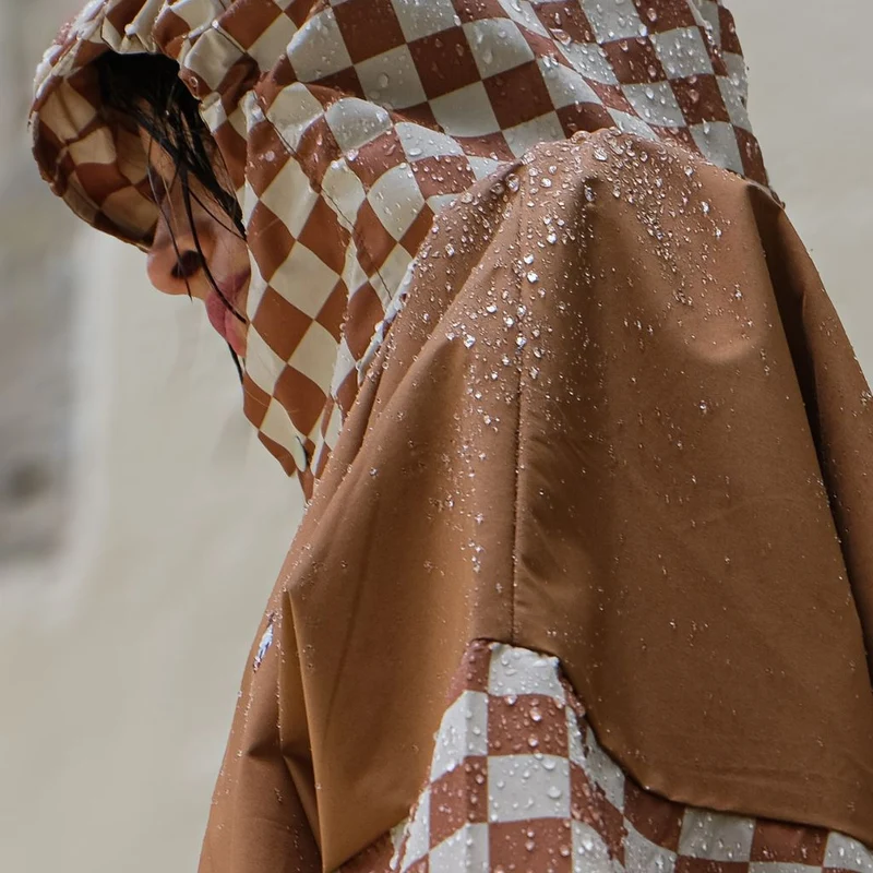 Poncho de pluie court Poule Party adulte Damier Marron