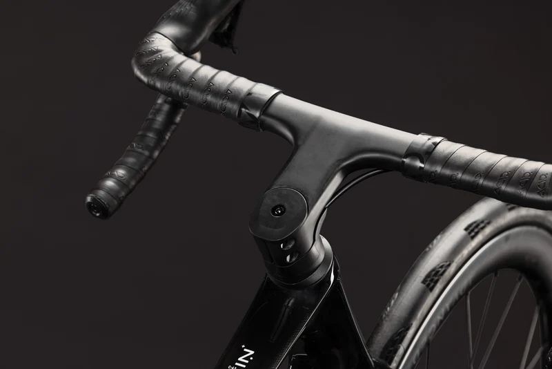 CUBE Attain C:62 SLT carbon´n´white