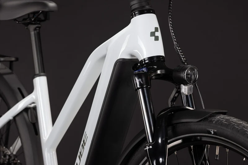 Cube Touring Hybrid ONE 600 Wh E-Trekkingbike Trapeze 28" metallicwhite´n´chrome
