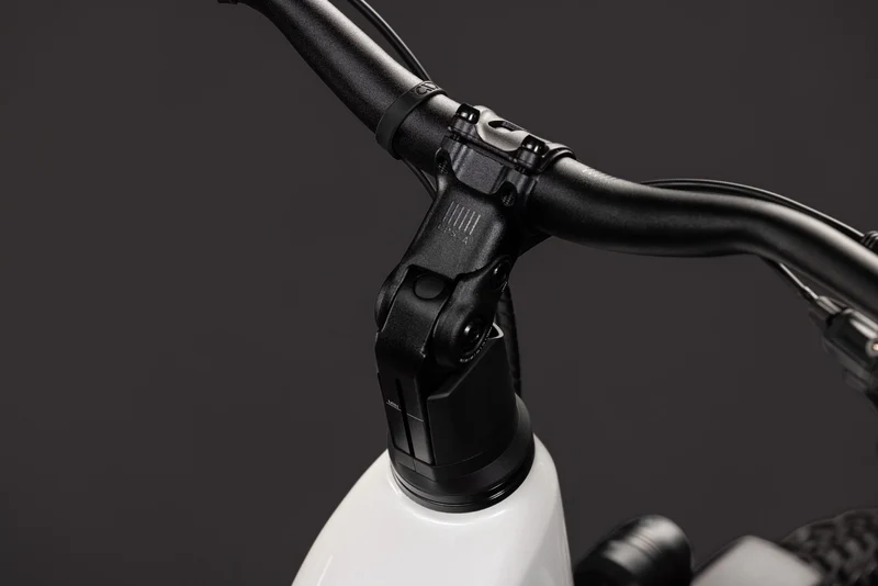 Cube Nuride Hybrid Performance 720 Wh E-Trekkingbike Easy Entry 28" metallicwhite´n´grey