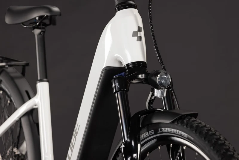 Cube Nuride Hybrid Performance 720 Wh E-Trekkingbike Easy Entry 28" metallicwhite´n´grey