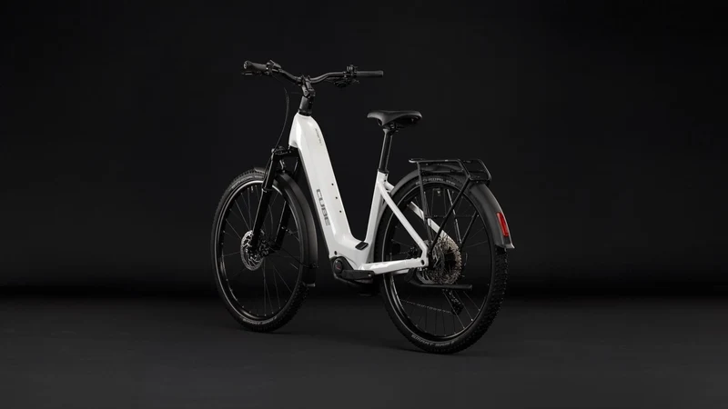 Cube Nuride Hybrid Performance 720 Wh E-Trekkingbike Easy Entry 28" metallicwhite´n´grey