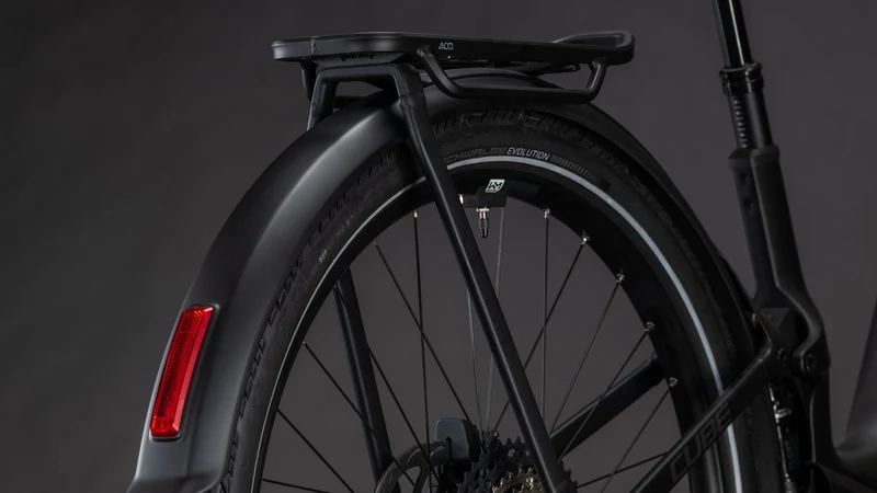CUBE Kathmandu Hybrid ONE11 HPC SLT 800 carbon´n´silverdust
