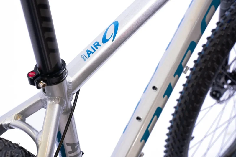 Niner AIR 9 Hardtail MTB 29" | SRAM 12-fach | Fox Float 32 | silber/blau | Modell 2023