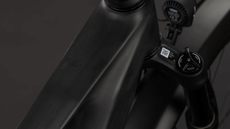 CUBE Kathmandu Hybrid ONE11 HPC SLT 800 carbon´n´silverdust