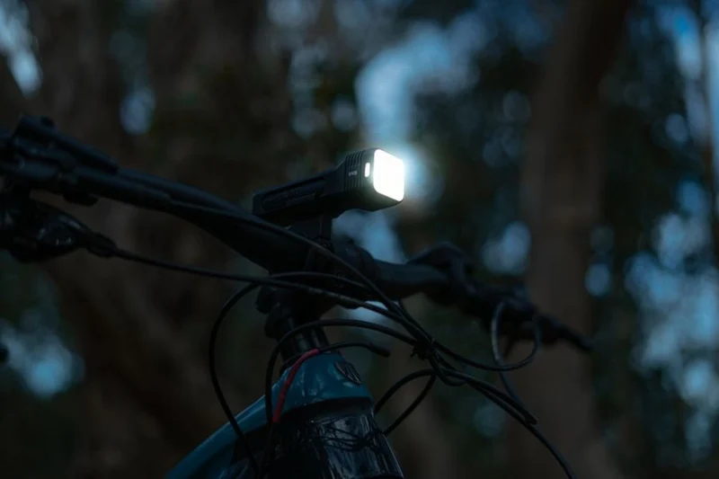 Knog Blinder 80 Lux + Plus Twinpack StVZO Beleuchtungsset inkl. Lenkerhalterung schwarz