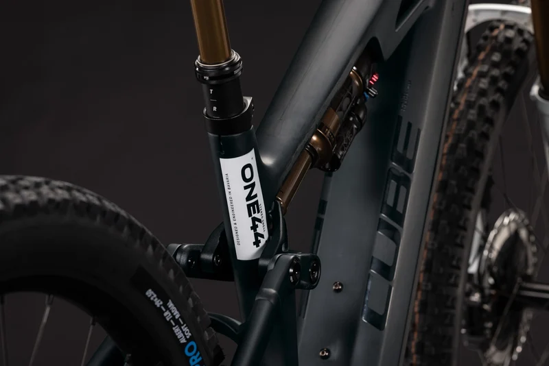 CUBE Stereo Hybrid ONE44 HPC AT 800 carbon´n´white