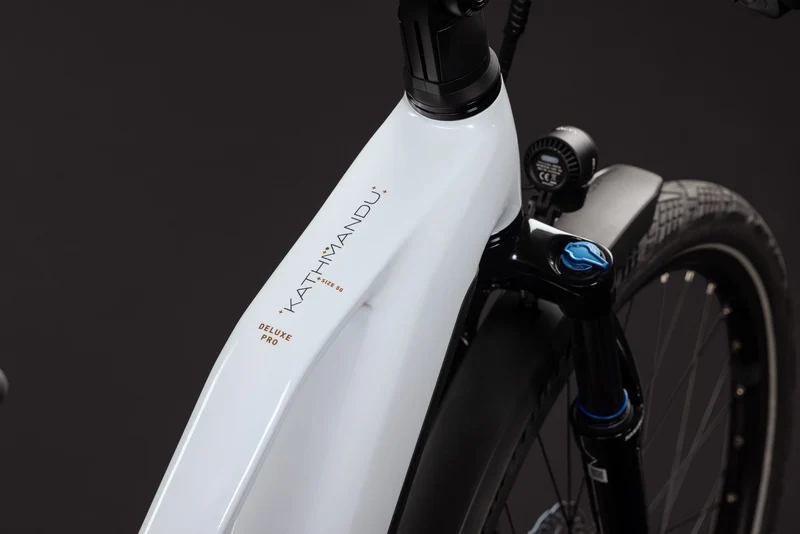 Cube Kathmandu Hybrid Deluxe Pro 800 Wh E-Trekkingbike Trapeze 28" metallicwhite´n´chrome