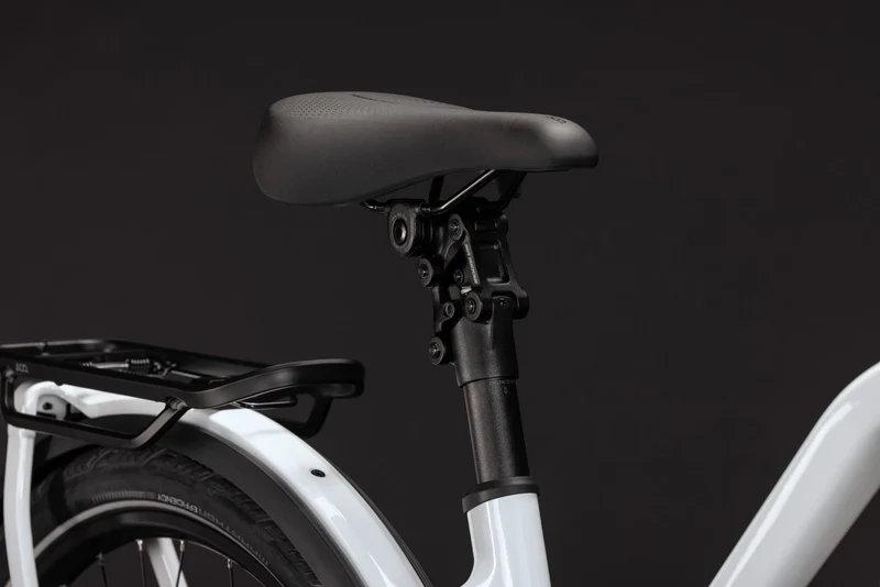 Cube Kathmandu Hybrid Deluxe Pro 800 Wh E-Trekkingbike Trapeze 28" metallicwhite´n´chrome