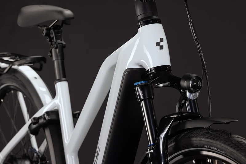 Cube Kathmandu Hybrid Deluxe Pro 800 Wh E-Trekkingbike Trapeze 28" metallicwhite´n´chrome