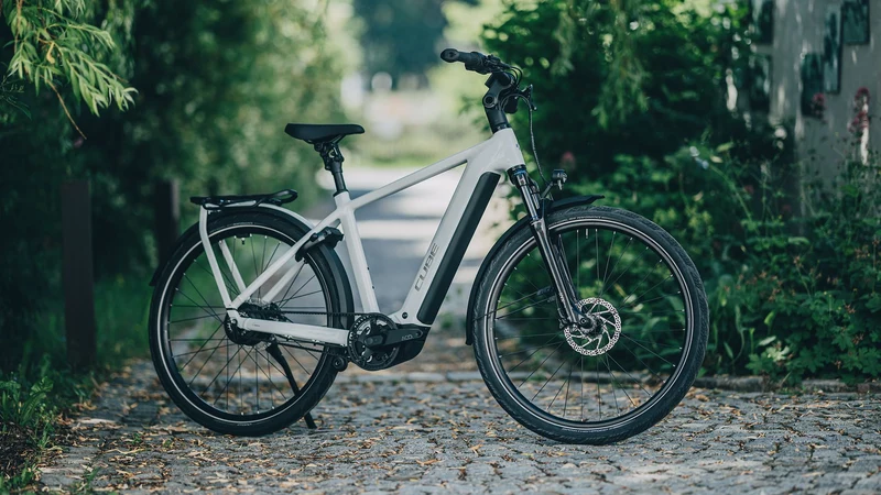 Cube Kathmandu Hybrid Deluxe Pro 800 Wh E-Trekkingbike Diamant 28" metallicwhite´n´chrome