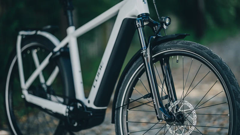 Cube Kathmandu Hybrid Deluxe Pro 800 Wh E-Trekkingbike Diamant 28" metallicwhite´n´chrome