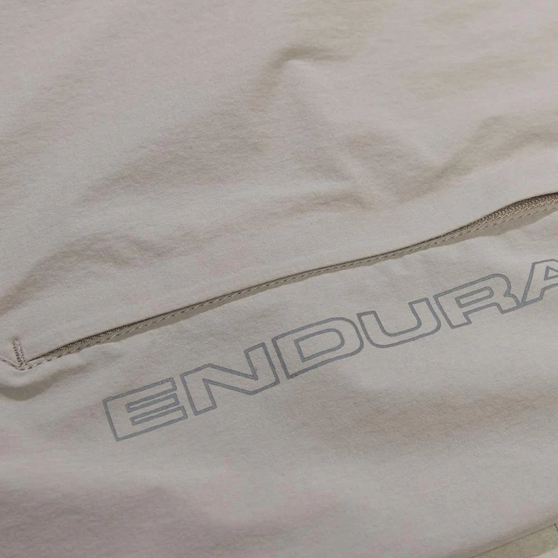 Endura GV500 Foyle Short fossil L - schlank geschnittene Gravel Radhose, leicht, robust und atmungsaktiv, perfekt kombinierbar mit GR500 Reiver Bibshort