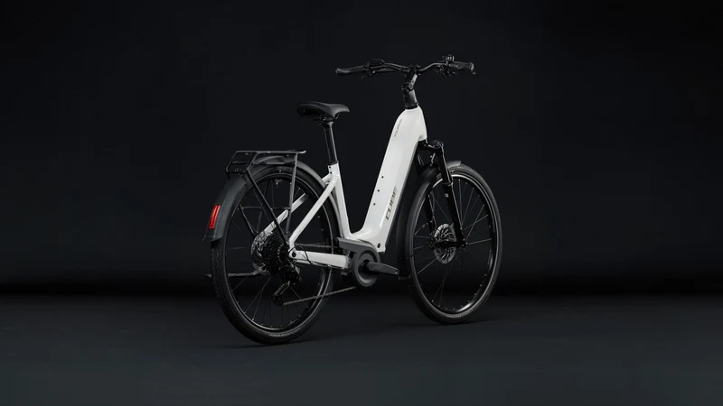 Cube Touring Hybrid ONE 600 Wh E-Trekkingbike Easy Entry 28" metallicwhite´n´chrome