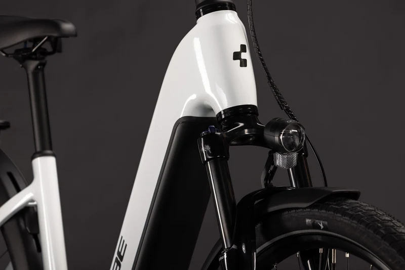 Cube Touring Hybrid ONE 600 Wh E-Trekkingbike Easy Entry 28" metallicwhite´n´chrome