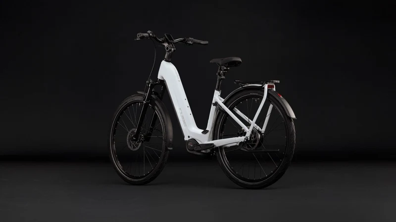 Cube Kathmandu Hybrid Deluxe Pro 800 Wh E-Trekkingbike Easy Entry 28" metallicwhite´n´chrome