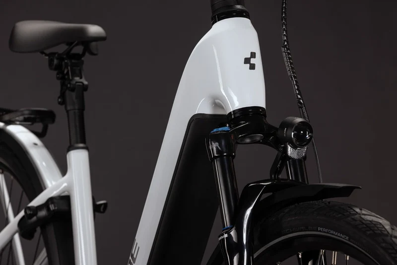 Cube Kathmandu Hybrid Deluxe Pro 800 Wh E-Trekkingbike Easy Entry 28" metallicwhite´n´chrome