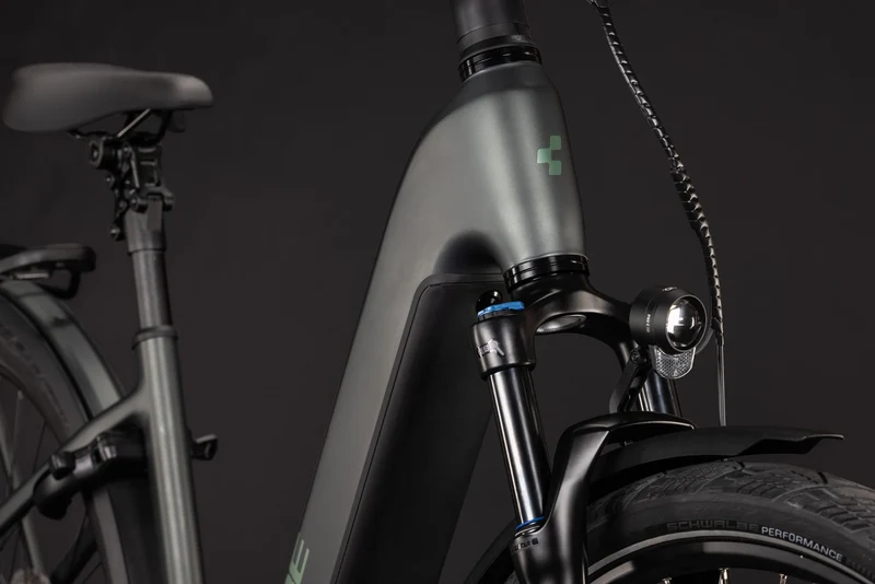 Cube Kathmandu Hybrid Deluxe Pro 800 Wh E-Trekkingbike Easy Entry 28" blackforest´n´chrome