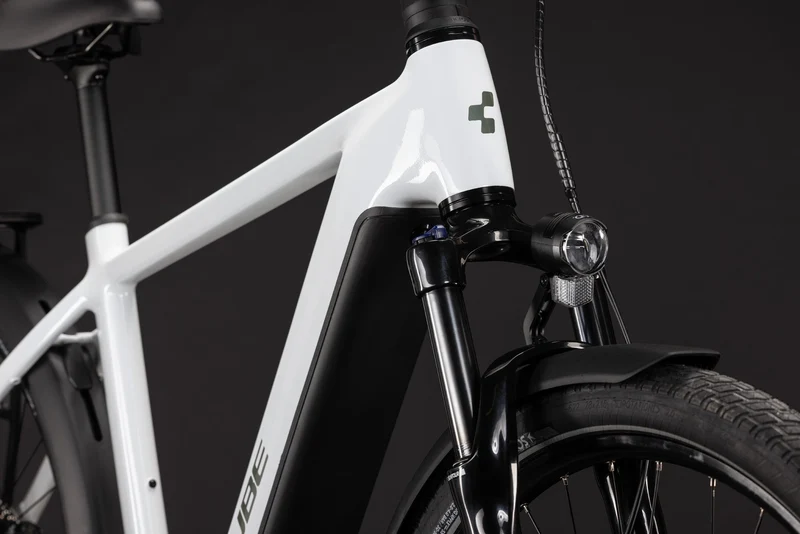 CUBE Touring Hybrid ONE 600 metallicwhite´n´chrome