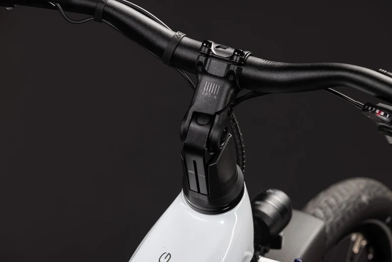 CUBE Touring Hybrid ONE 600 metallicwhite´n´chrome