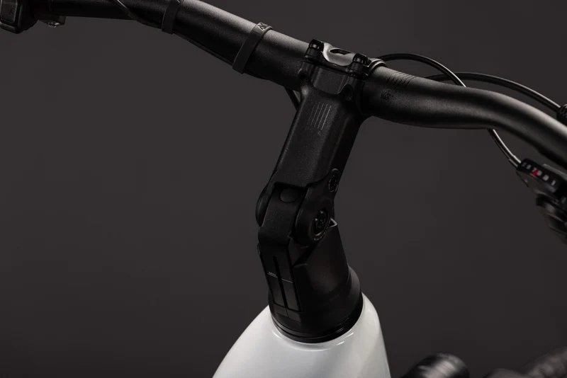 CUBE Touring Hybrid ONE 600 metallicwhite´n´chrome