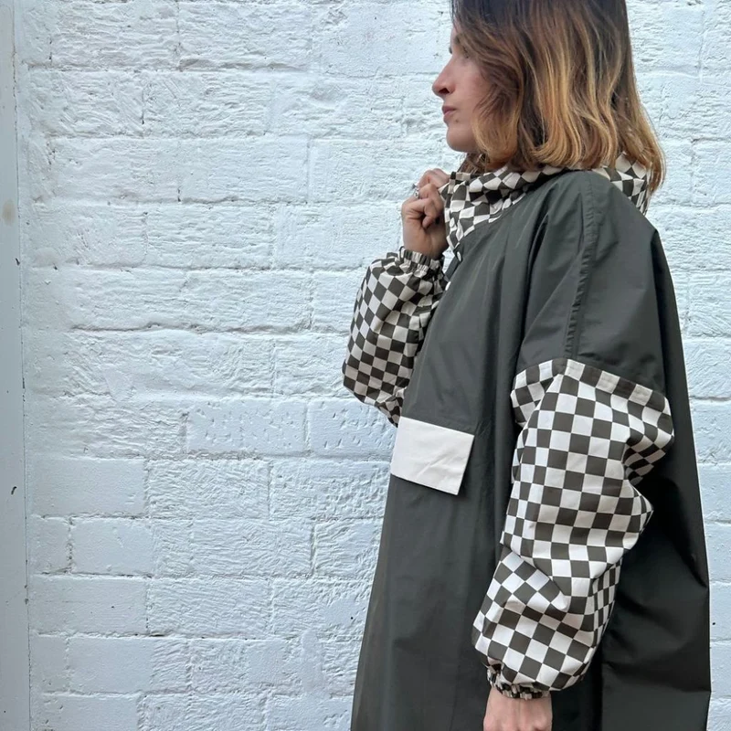 Poncho de pluie adulte ou enfant Poule Party Damiers Kaki