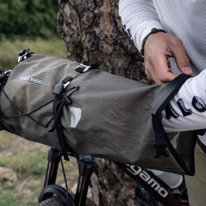 Sacoche de guidon Bikepacking Ortlieb Handlebar Pack-Flex 15L fixation Bar-Lock