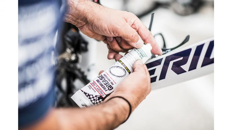 Finish Line Premium Fett Trilinium 100g Tube - Hochleistungsfett für Lager, Steuersätze, Tretlager und Naben, wasserfest, korrosionsschützend, extreme Druckbeständigkeit