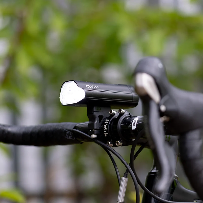 Lampe vélo powerbank sur guidon Ultratorch CL1600 Oxford 1600 lumens