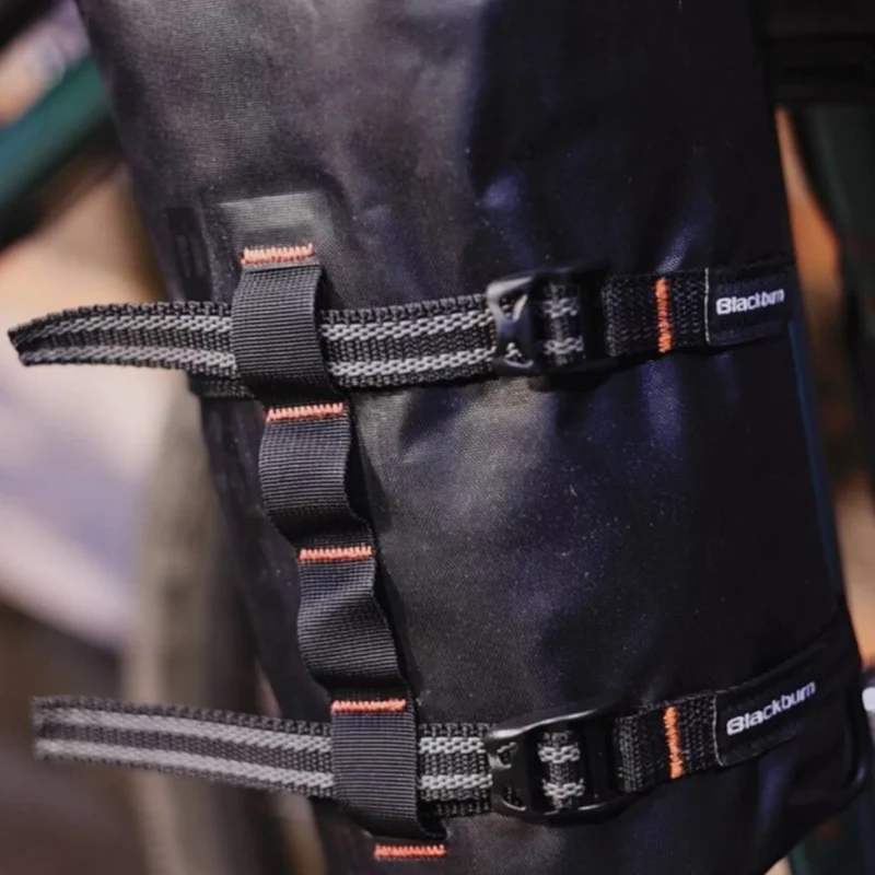 Cage de bikepacking 2 en 1 sur fourche vélo Outpost cargo Blackburn