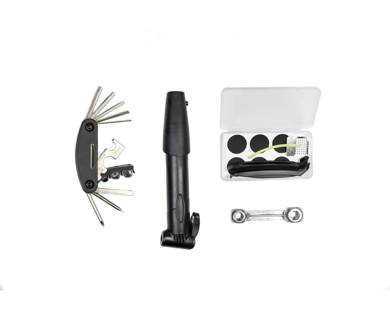 Fahrradreparaturset: Minipumpe, 16-in-1-Werkzeug, Reifenheber, Etui.