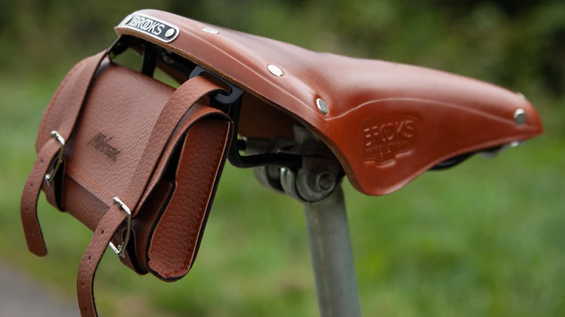 Sacoche de selle imitation cuir vintage marron