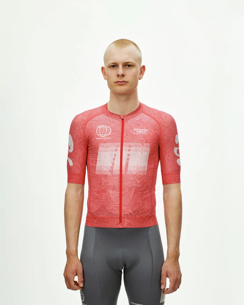 Pas Normal Studios Kurzarm Trikot Mechanism Logo Herren AOP RTN Classic Red