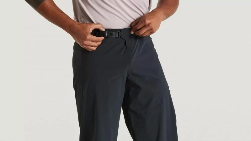 TRAIL AIR SHORT MEN BLK 38 - Atmungsaktive Herren Trail-Running Shorts Schwarz Größe 38