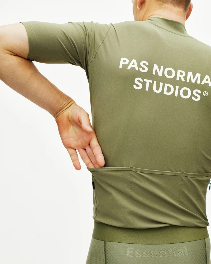 Pas Normal Studios Essential Kurzarm Trikot Herren Hell Olive