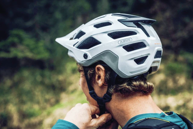 Abus Moventor 2.0 MTB-Helm Wildberry Red