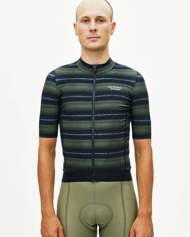 Pas Normal Studios Essential Kurzarm Trikot Herren Hell Olive Streifen