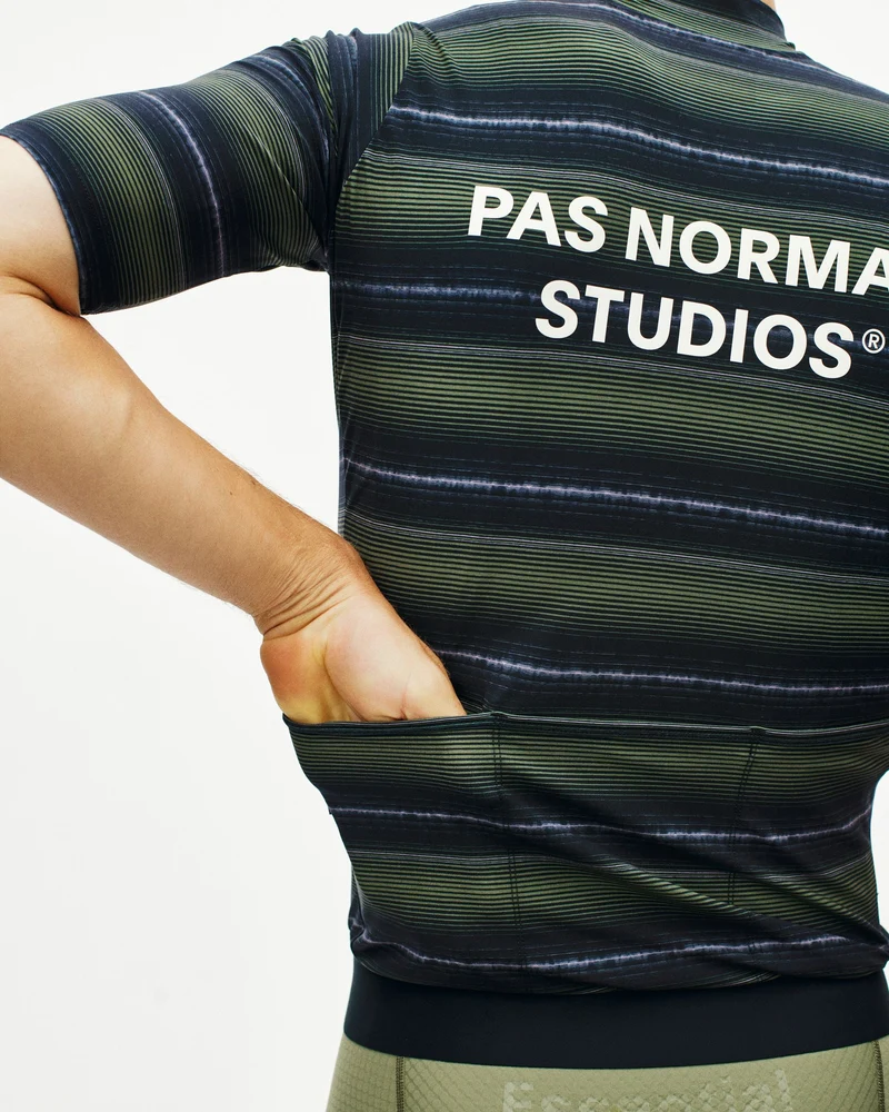 Pas Normal Studios Essential Kurzarm Trikot Herren Hell Olive Streifen