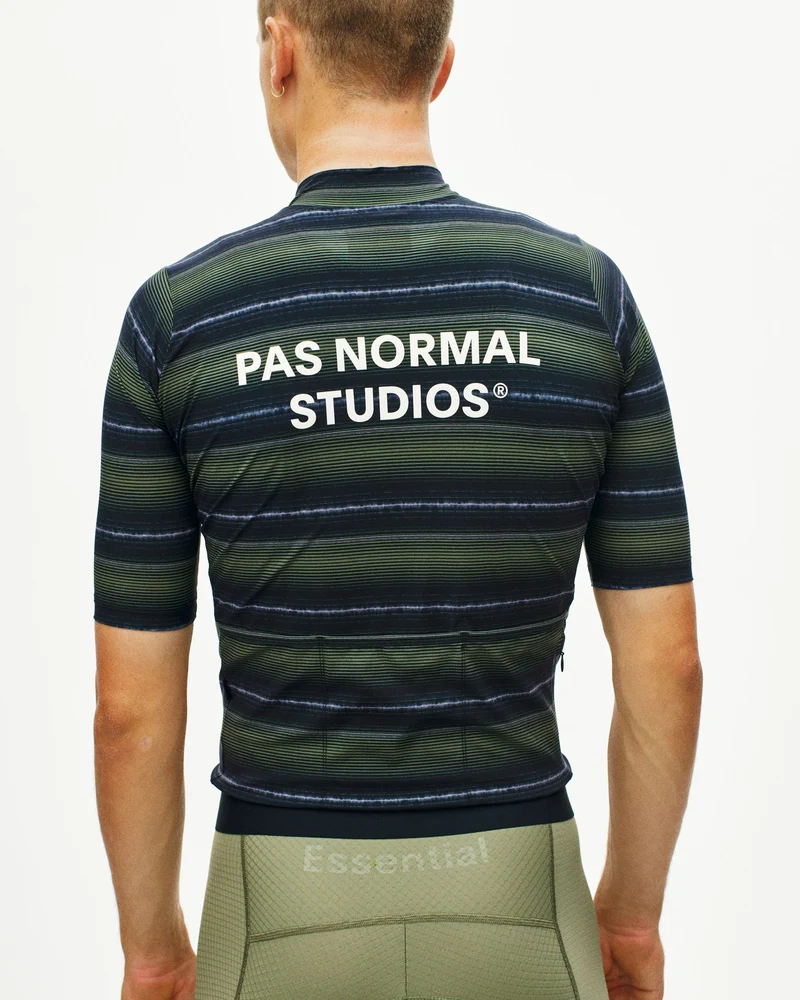 Pas Normal Studios Essential Kurzarm Trikot Herren Hell Olive Streifen