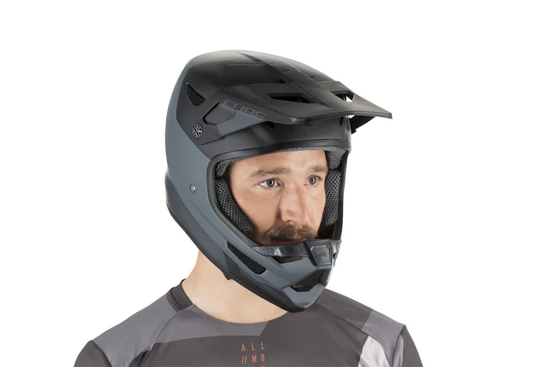 Cube Helm STATUS X 100%