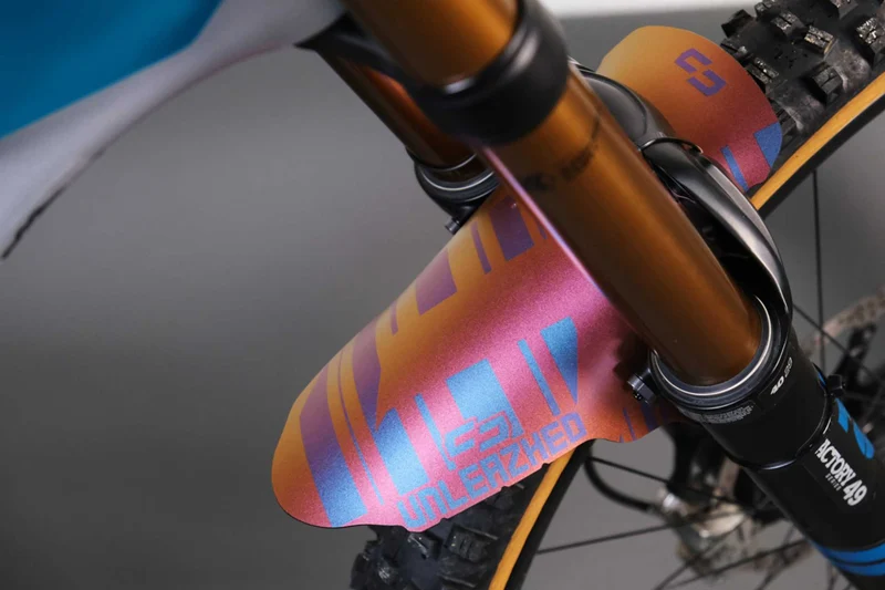 Unleazhed M01 Mudguard unsplash 1 pcs, 4 cable ties flip flop red-gold /red-blue