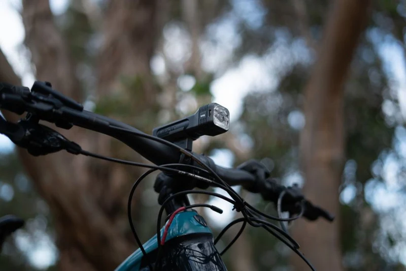 Knog Blinder 80 Lux Fahrradlampe StVZO weiße LED inkl. Lenkerhalterung schwarz