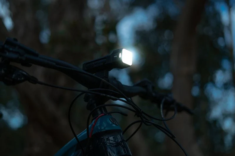Knog Blinder 80 Lux Fahrradlampe StVZO weiße LED inkl. Lenkerhalterung schwarz