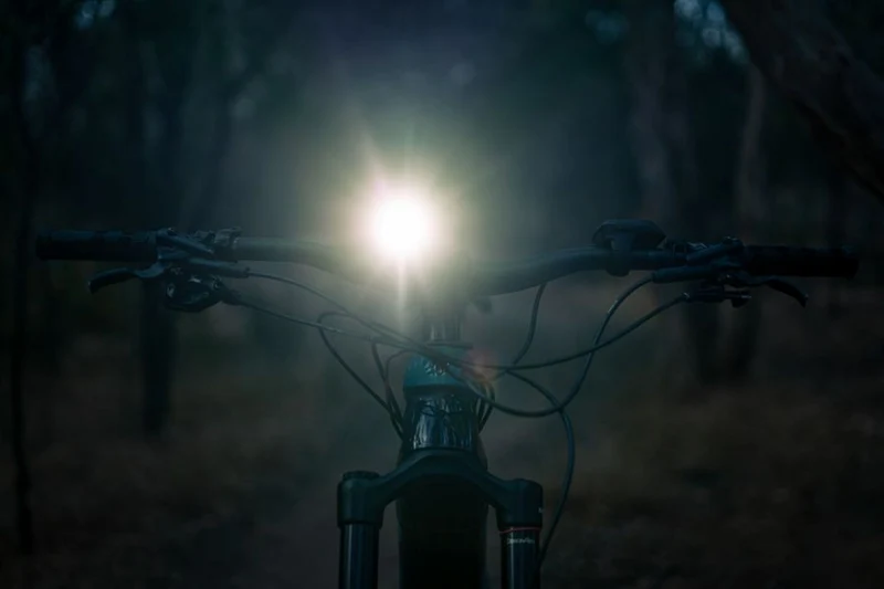 Knog Blinder 80 Lux Fahrradlampe StVZO weiße LED inkl. Lenkerhalterung schwarz