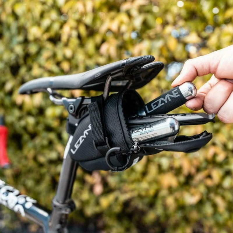 Lezyne Caddy Satteltasche inkl. Tubeless Kit schwarz M