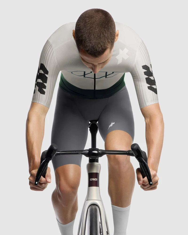 Assos Equipe RS Something To Say Kurzarm Radtrikot Mann Almond Milk