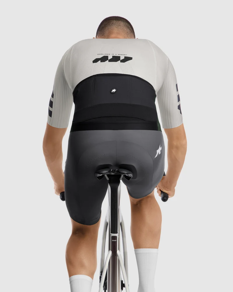 Assos Equipe RS Something To Say Kurzarm Radtrikot Mann Almond Milk